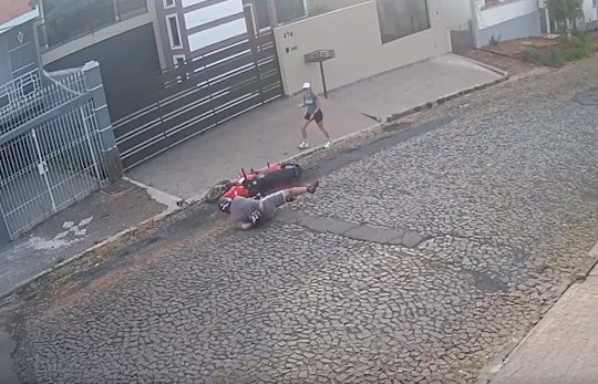 Vídeo mostra motociclista caindo de moto logo após passar a mão em