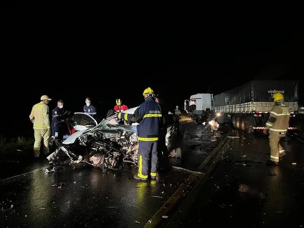 Mulher morre em batida entre dois carros e caminhão na BR 277 em