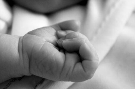 Bebê de cinco meses morre após se afogar com leite materno em Três Barras