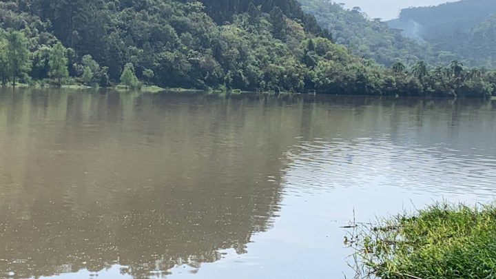 Barco vira e pescador consegue se salvar no Rio Iguaçu em Porto Vitória