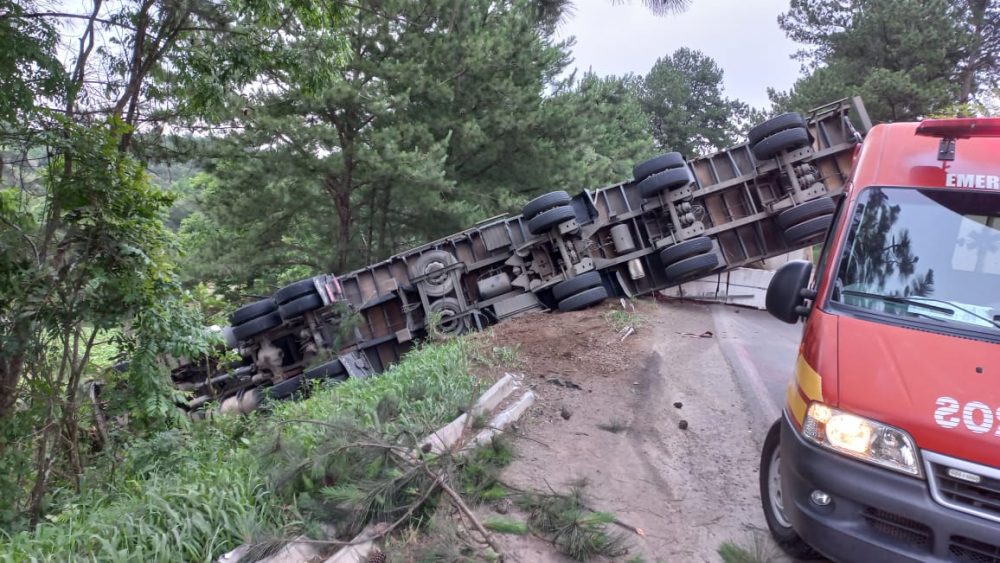Após colisão com Siena, caminhão tomba na BR-280, em Canoinhas