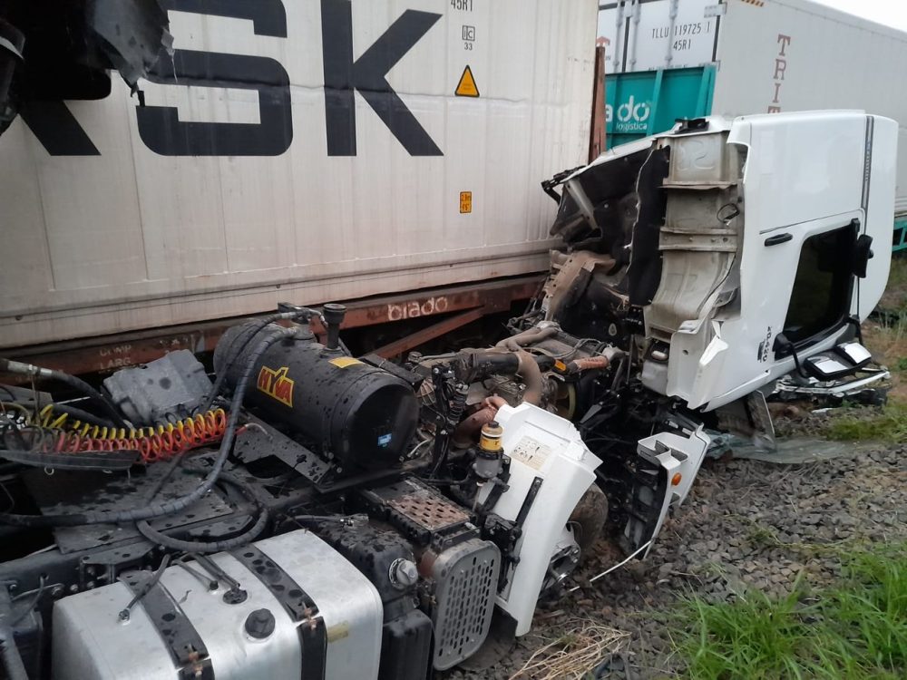 PRF atende acidente envolvendo carreta e trem em Irati