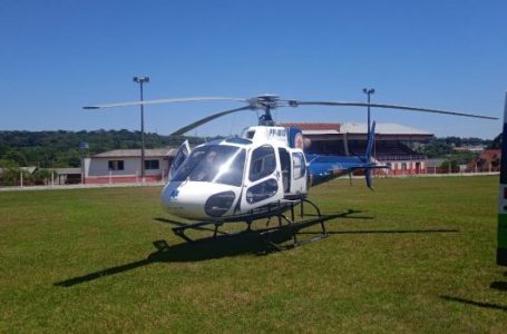 Helicóptero do SAMU realiza transferência de homem que se acidentou com retroescavadeira em Palmeira