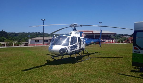 Helicóptero do SAMU realiza transferência de homem que se acidentou com retroescavadeira em Palmeira
