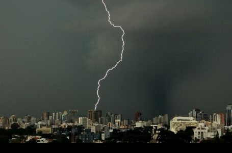 Homem morre após ser atingido por raio dentro de casa no Paraná