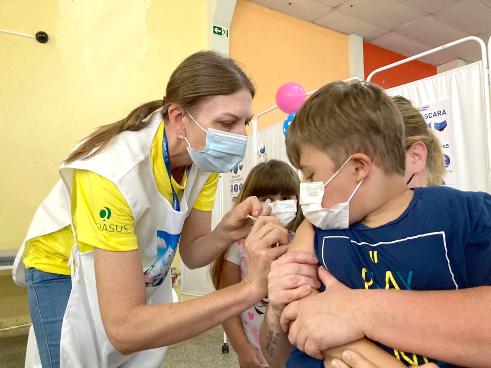 Eduardo de 7 anos é a 1ª criança vacinada contra a covid-19 em São Mateus do Sul