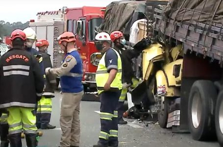 Engavetamento com pelo menos 4 caminhões deixa dois mortos em São José dos Pinhais