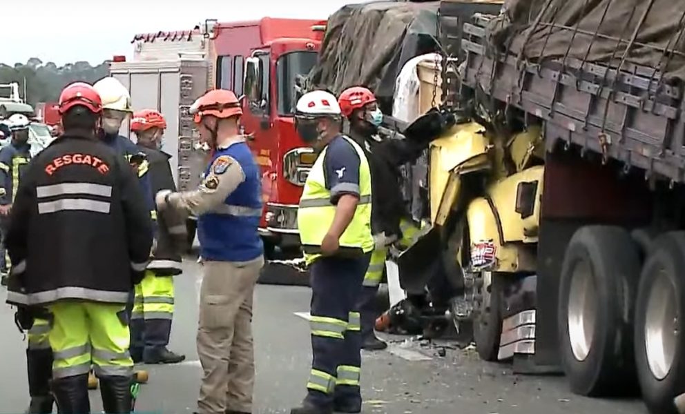 Hrpa od najmanje 4 kamiona ostavila dva mrtva u São José dos Pinhaisu – Portal RDX