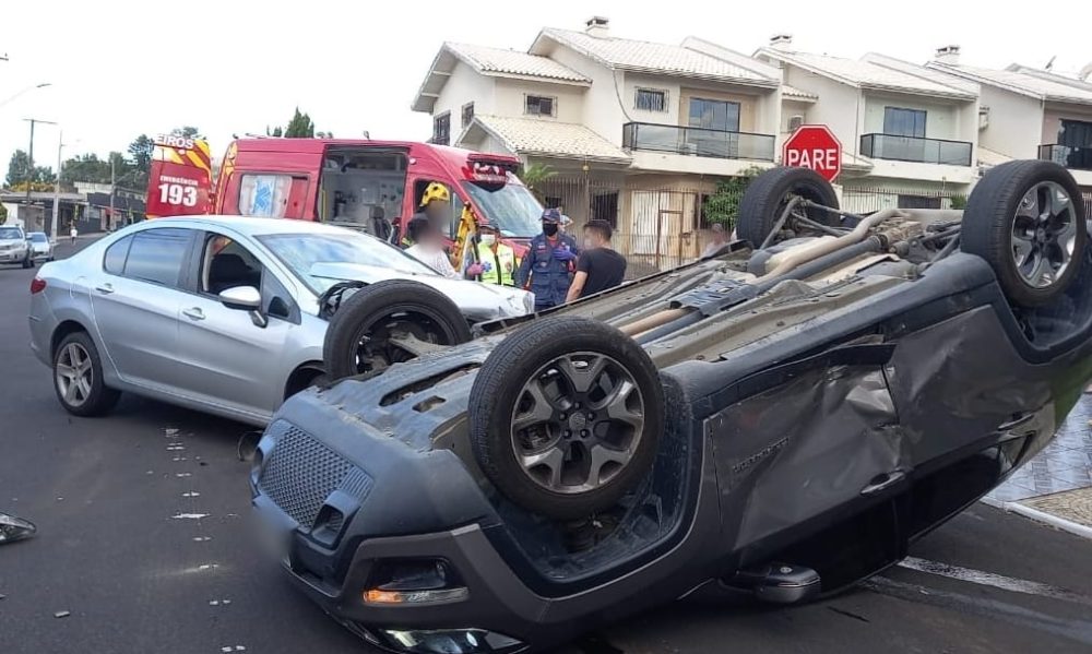 Gestante capota veículo após colisão em Porto União