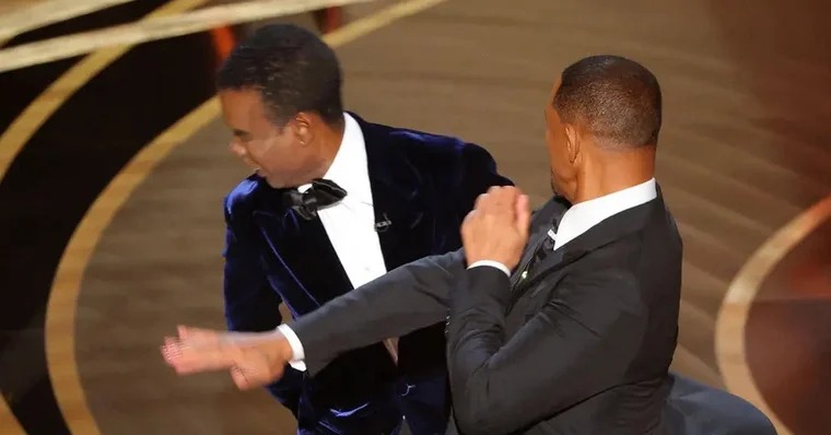 Will Smith dá tapa em Chris Rock no meio do Oscar para defender esposa