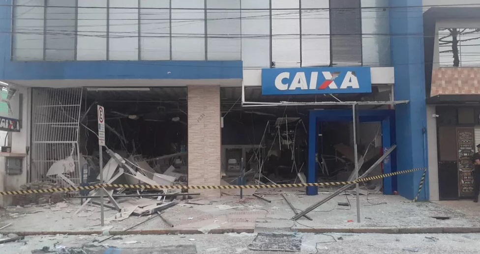 Ladrões explodem agência bancária na Lapa, trocam tiros com a polícia e fogem