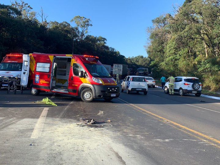 Colisão entre caminhão e moto deixa duas vítimas gravemente feridas na BR-153, em União da Vitória