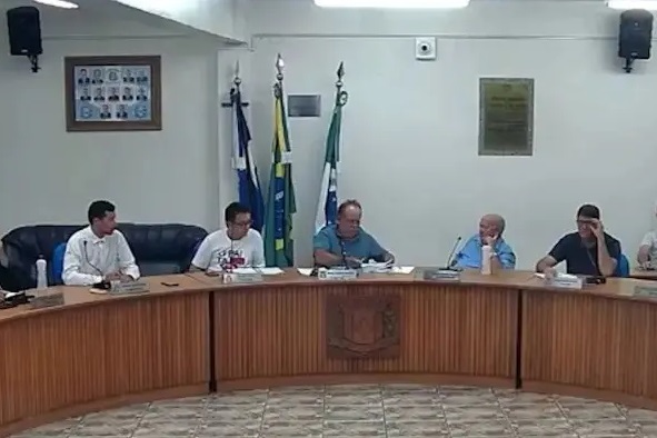 Vereador deixa sessão da Câmara antes do fim em cidade do Paraná para encontrar ‘pessoal do truco’