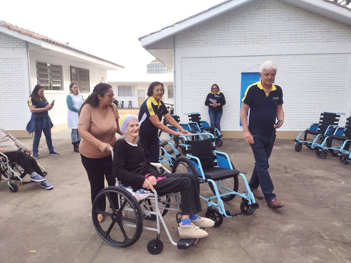 Rotary doa 9 cadeiras de roda para Lar de Idosos Anjos da Guarda