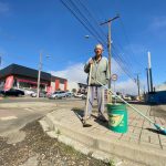 Aposentado dedica-se ao trabalho voluntário carpindo calçadas de São Mateus do Sul