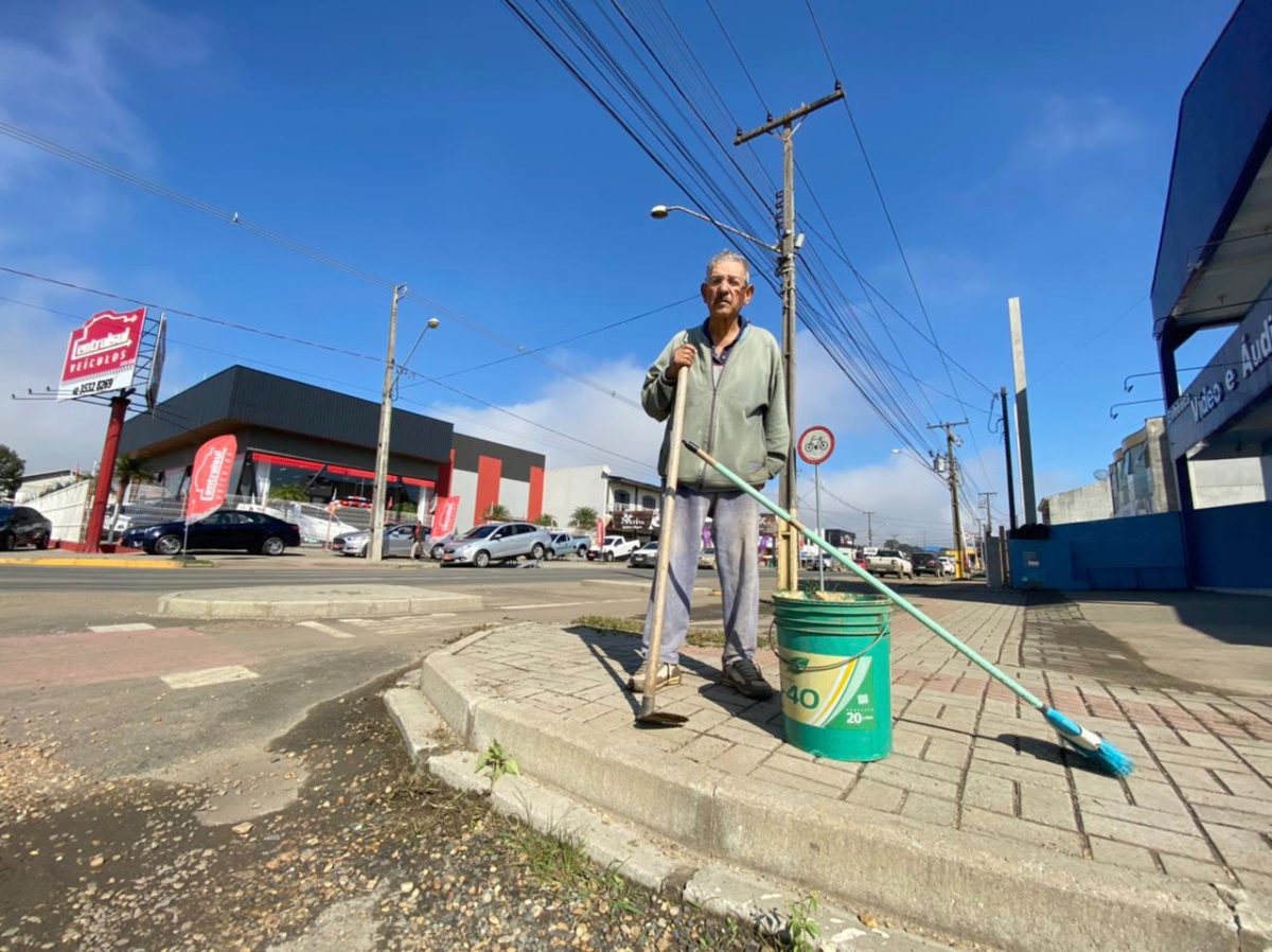 Aposentado dedica-se ao trabalho voluntário carpindo calçadas de São Mateus do Sul