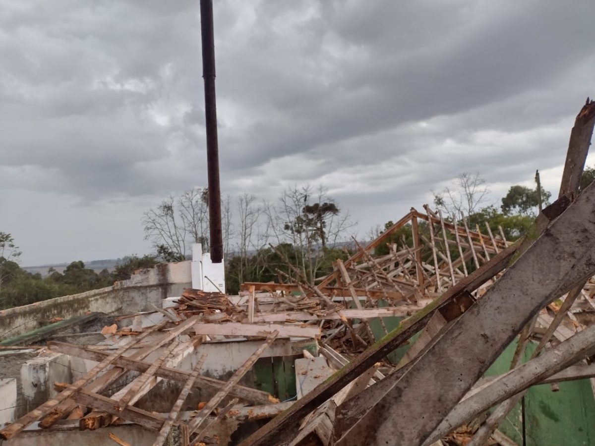 Temporal com granizo causa estragos em residências e Colégio Agrícola de Palmeira