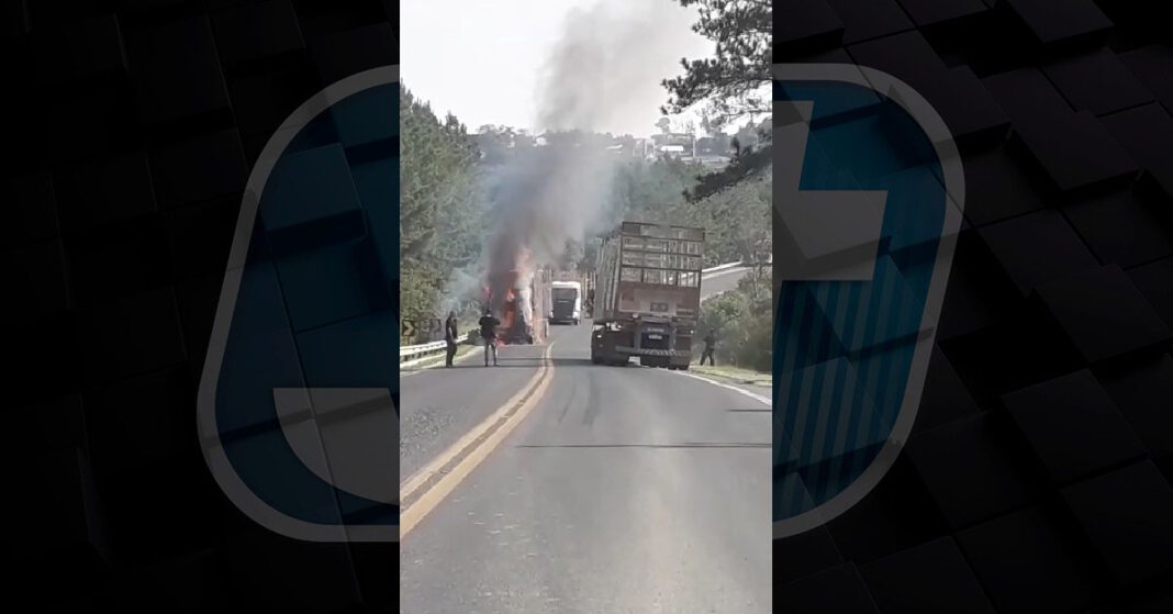 Bombeiros combatem incêndio em carreta na BR 280, em Canoinhas