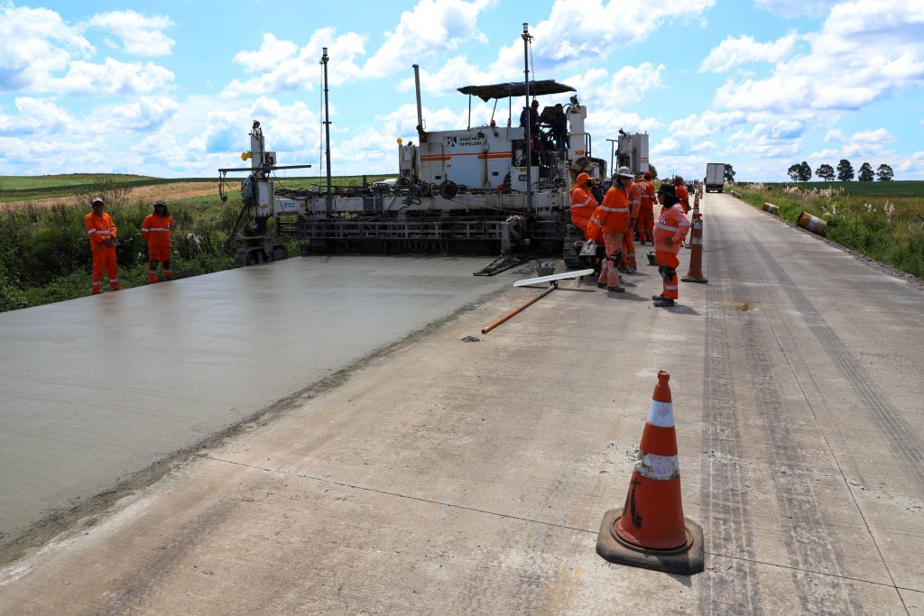 Serviços de pavimentação da BR-280/SC 