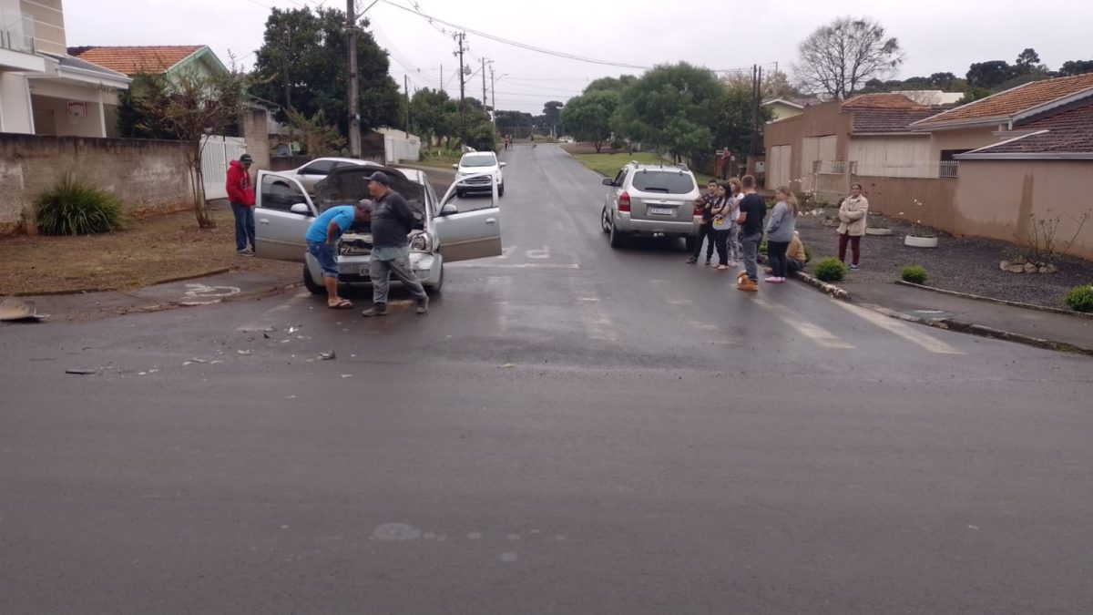 Acidente envolvendo dois veículos deixa mulher ferida na Vila Nepomuceno
