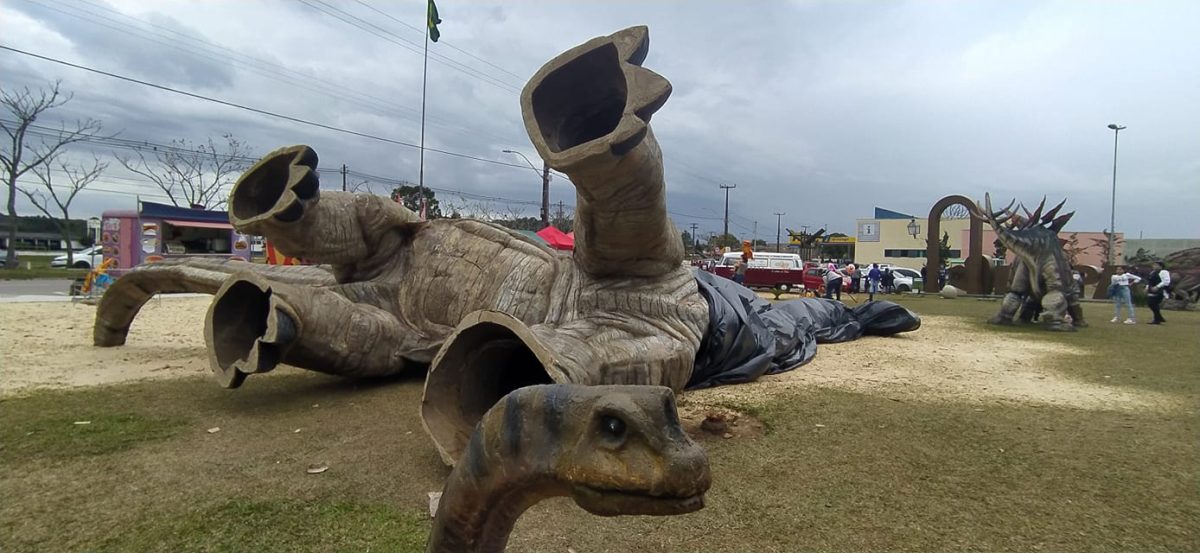 Vento derruba estrutura de dinossauro na Lapa; ‘Passa por procedimento de restauro’, diz Prefeitura