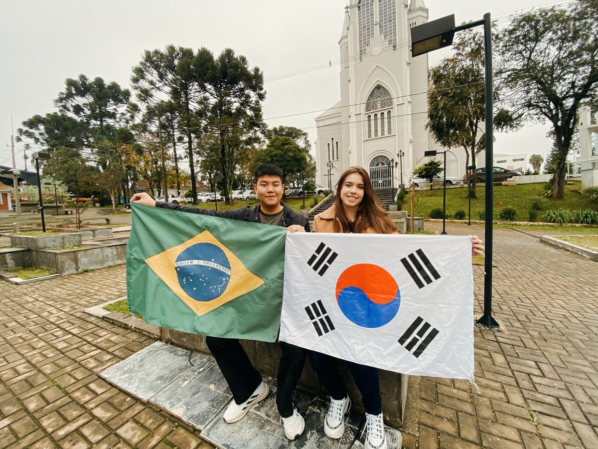 Coreano viaja mais de 19 mil km para conhecer namorada em São Mateus do Sul