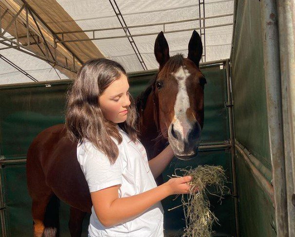 Menina de 5 anos é tão encantada por cavalos que leva um escondido